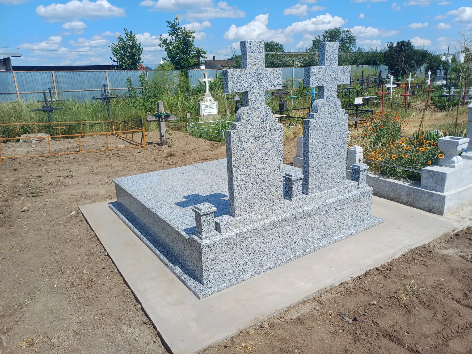 Monument funerar dublu cu două cruci, vedere laterală