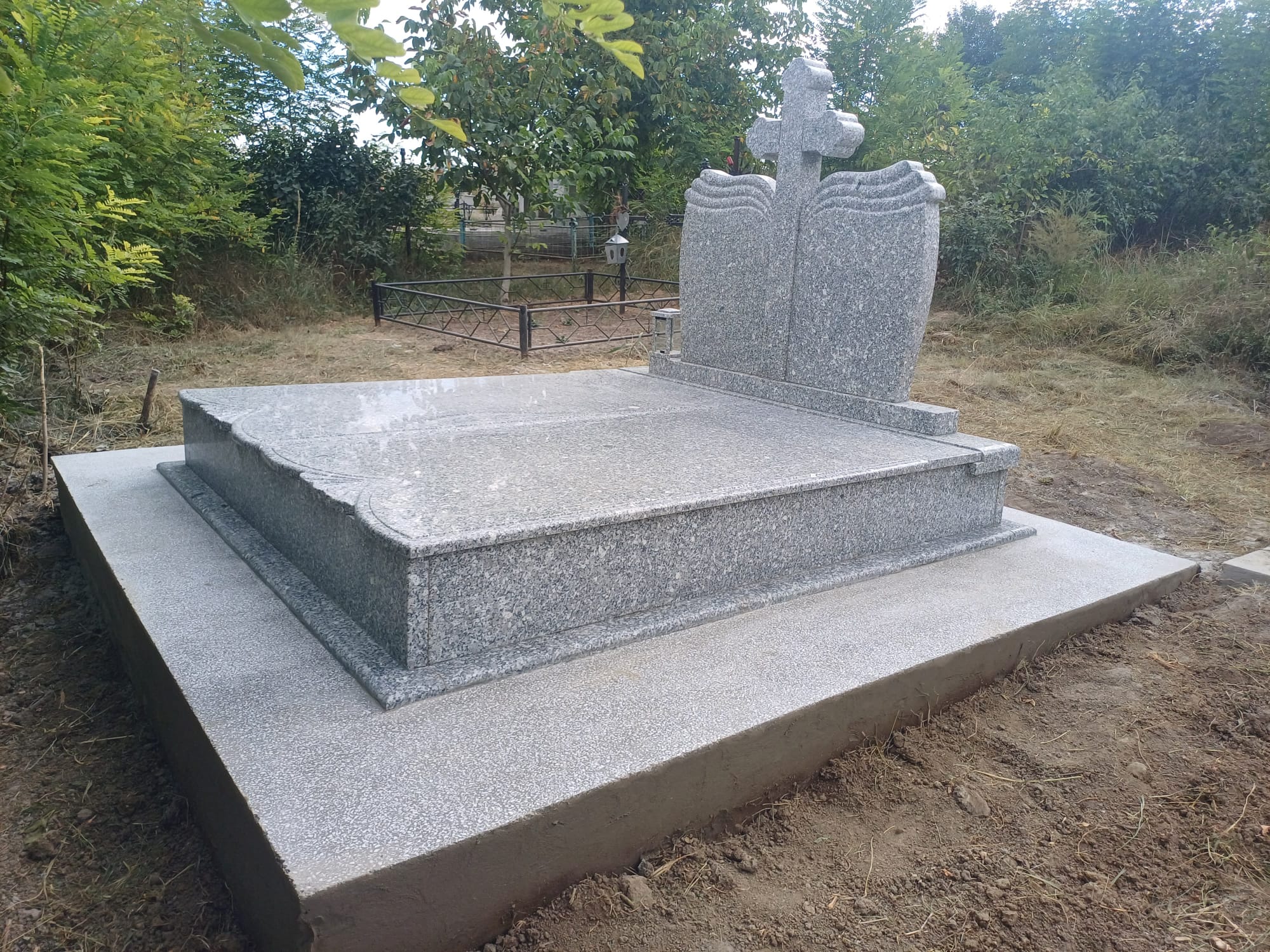 Monument funerar dublu cu cruce centrală, vedere laterală