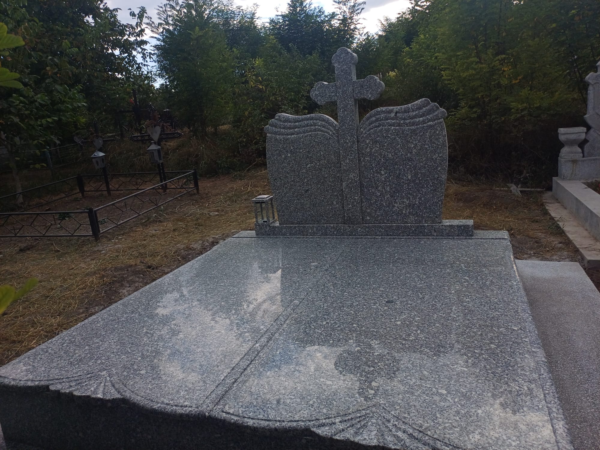 Monument funerar dublu cu cruce centrală, vedere frontală