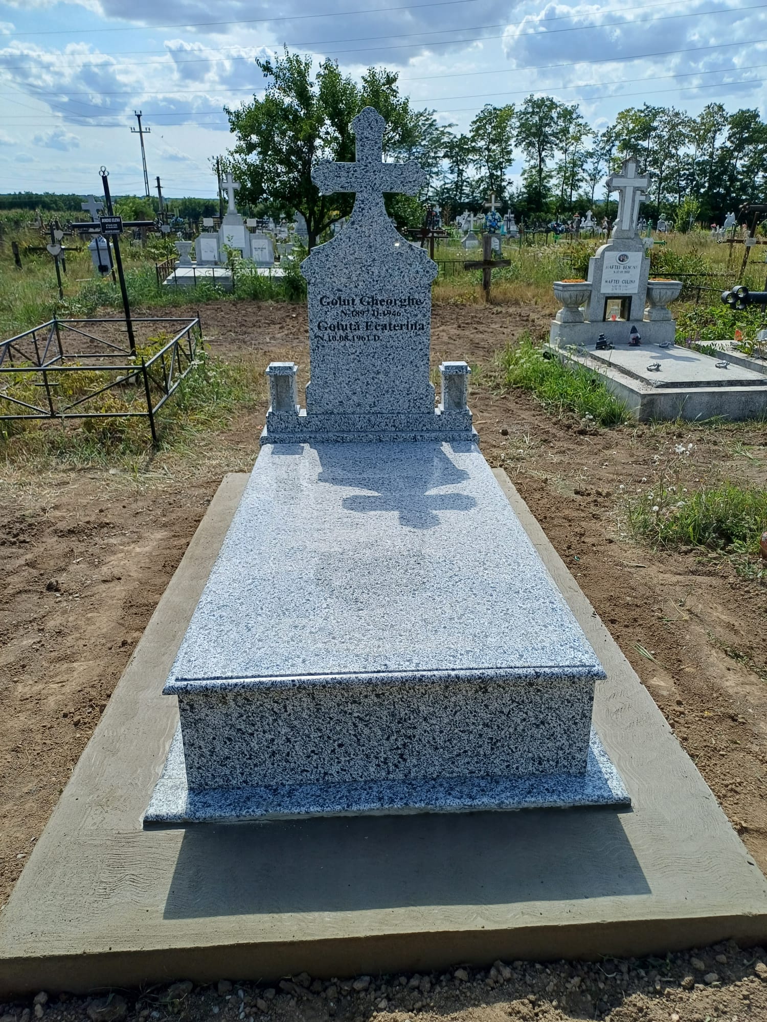 Monument funerar simplu cu cruce integrată, vedere frontală