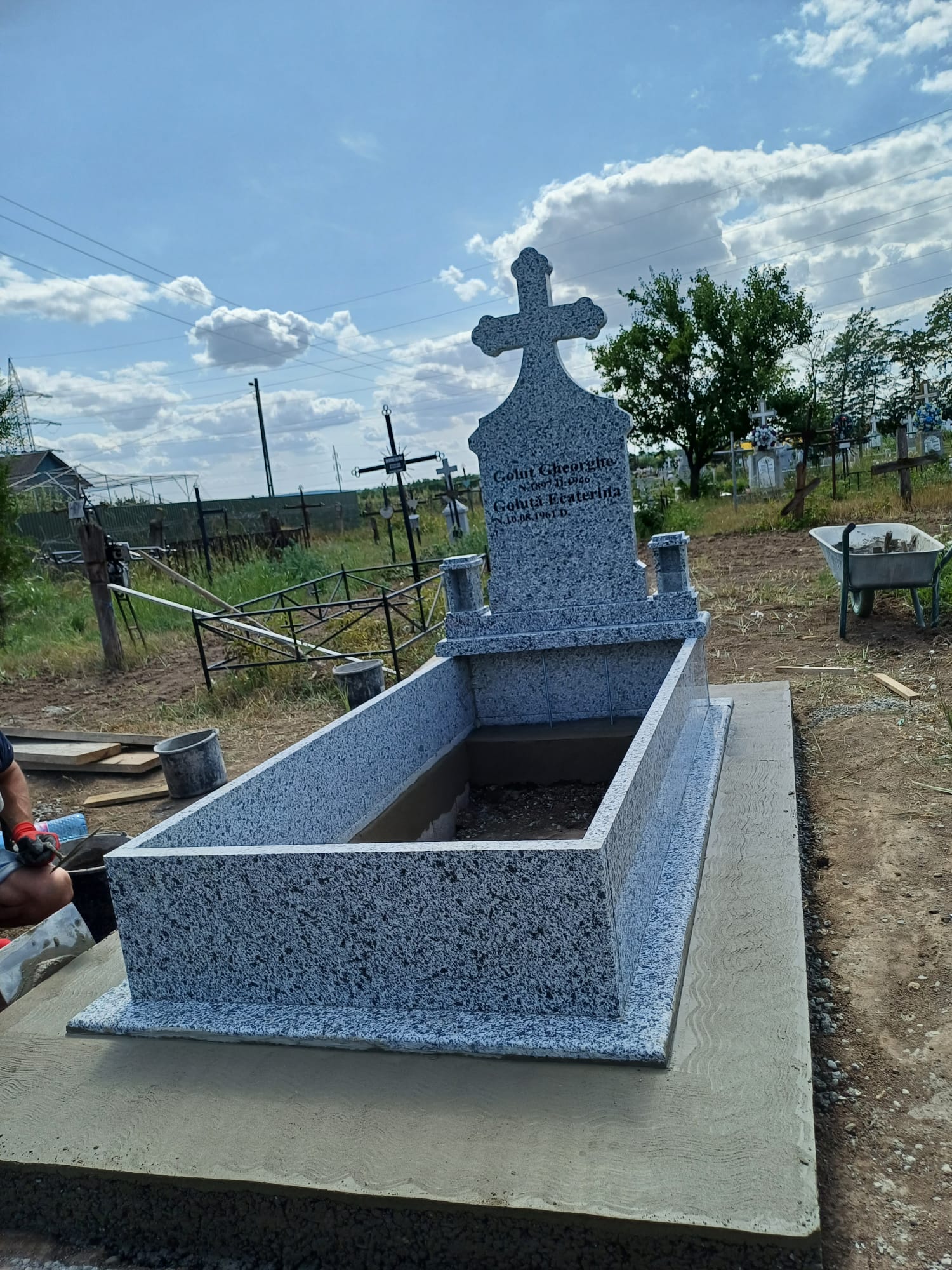 Monument funerar simplu surprins în etapa de montaj