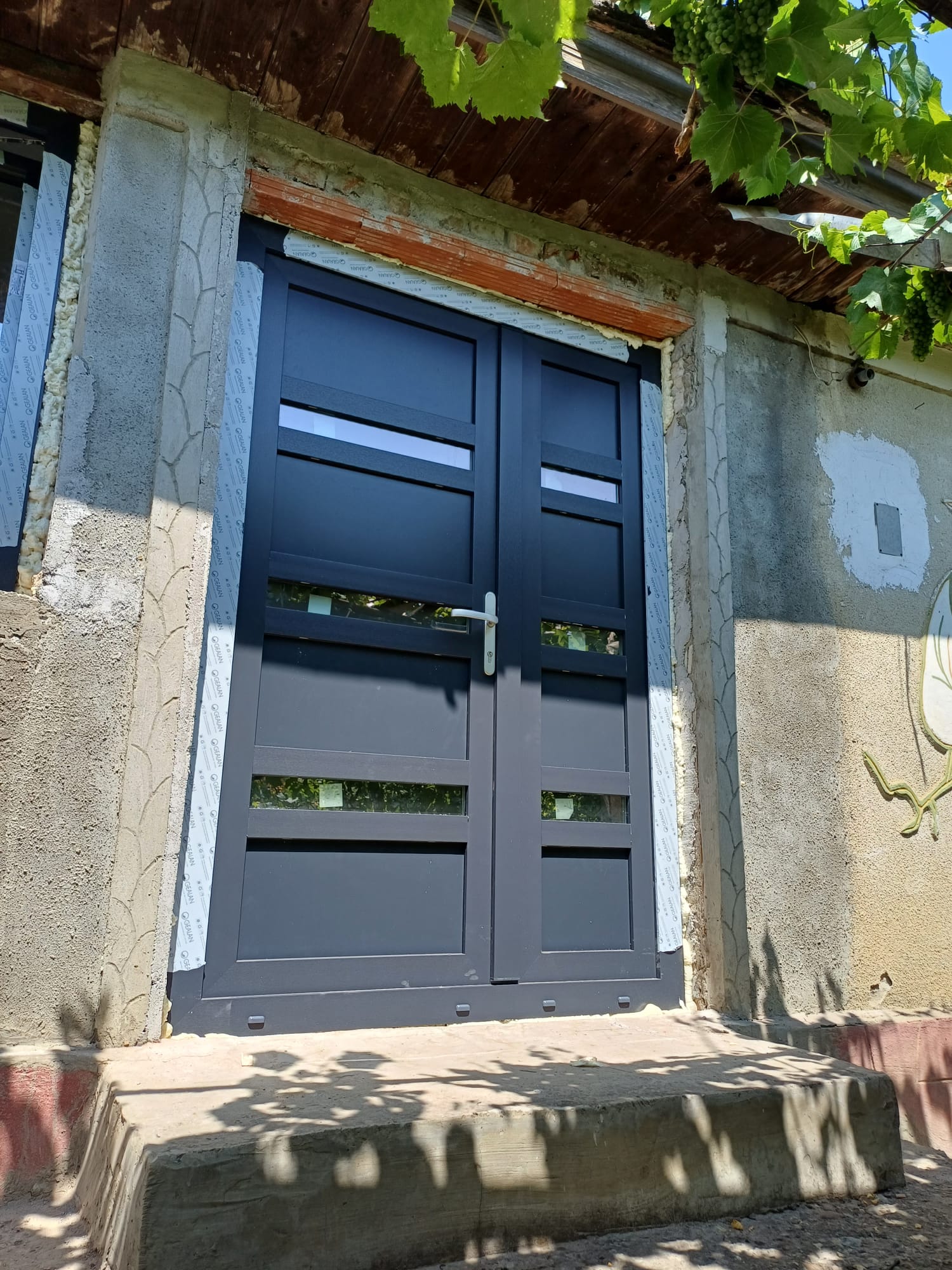 Ușă exterioară dublă în finisaj antracit montată într-o locuință
