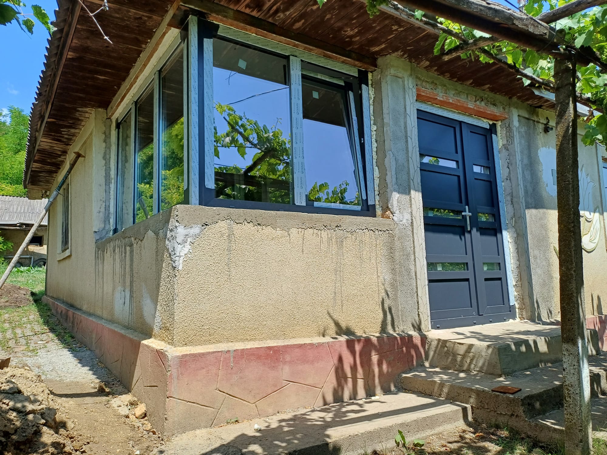 Ansamblu de tâmplărie antracit cu ușă și ferestre vitrate