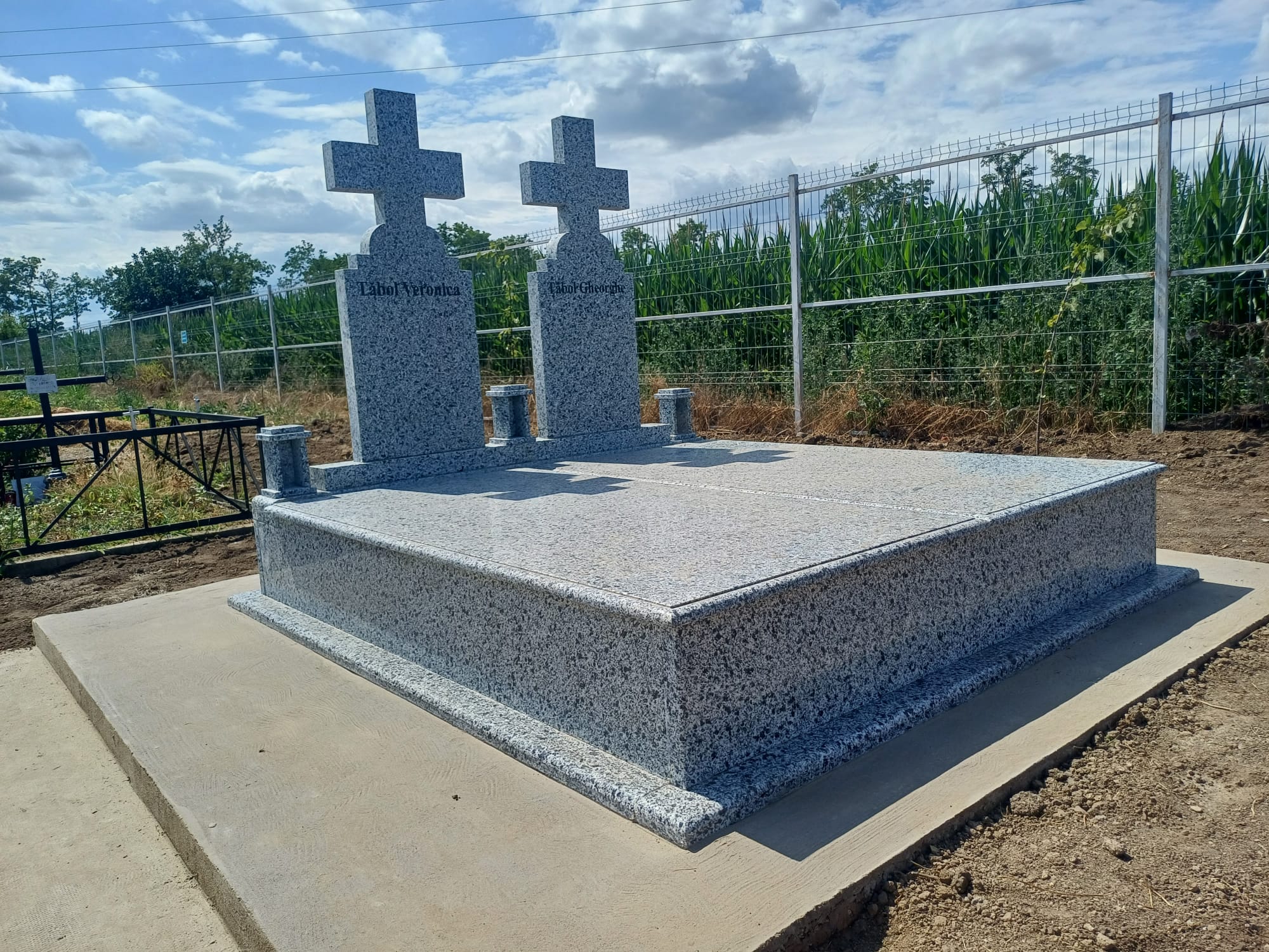 Monument funerar dublu cu două cruci, vedere frontală